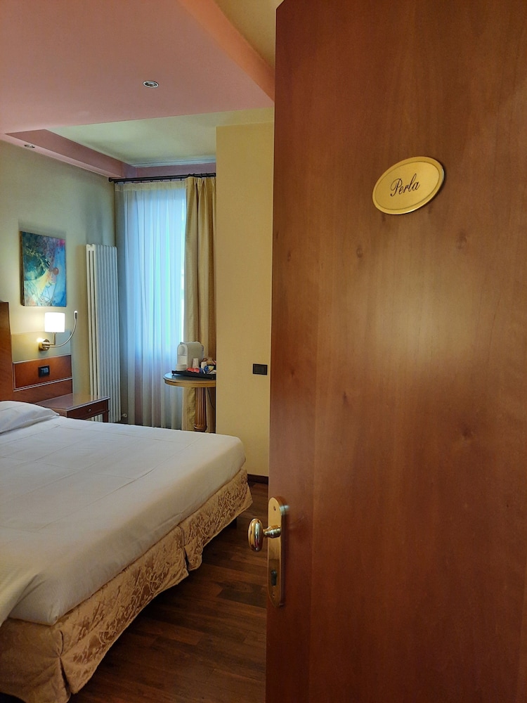Classic Double Room Single Use photo 3