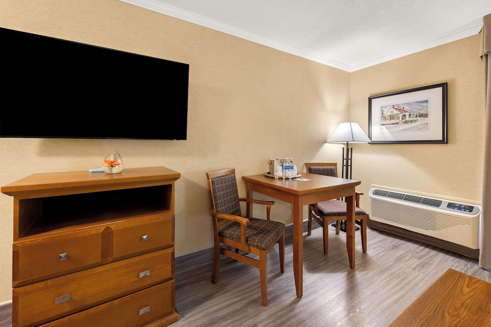 Suite, 2 Double Beds, Non Smoking, Refrigerator & Microwave (Living Room;with Sofabed) photo 2