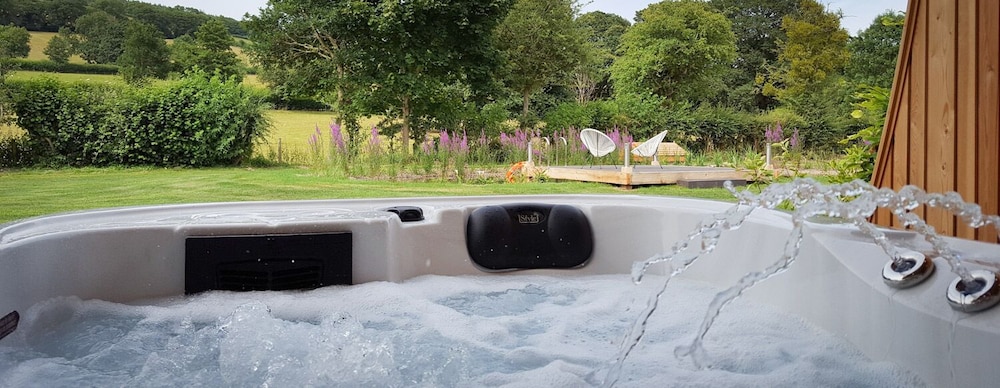 Luxury Bungalow, Hot Tub (Stiperstones Garden Room) photo 3