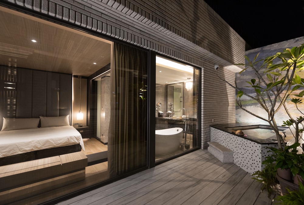 Terrace Hot Spring Suite photo 2