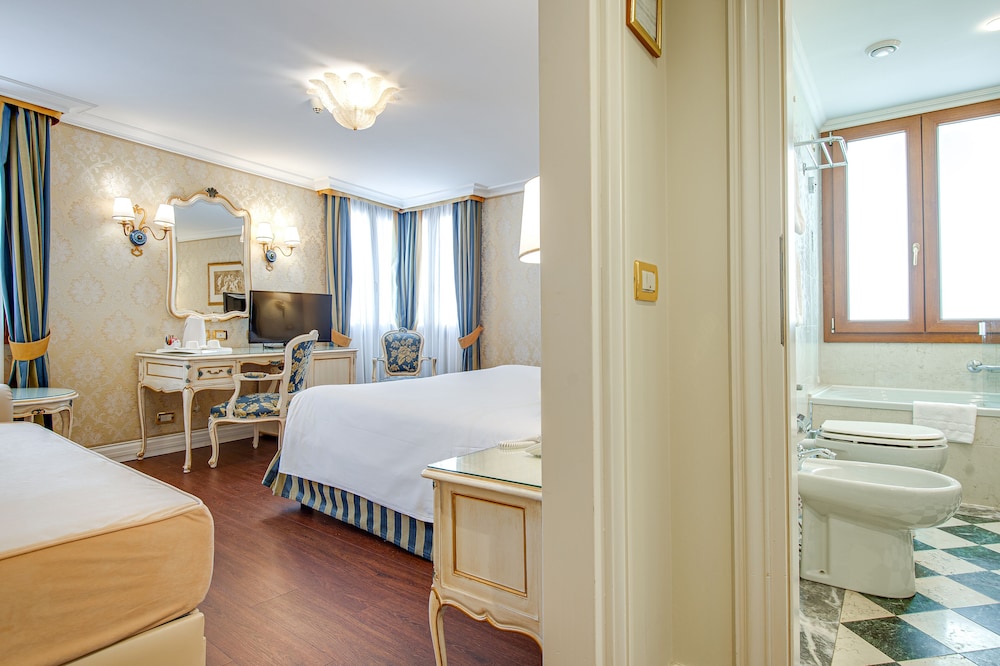 Junior Room (Grand Canal View) photo 3