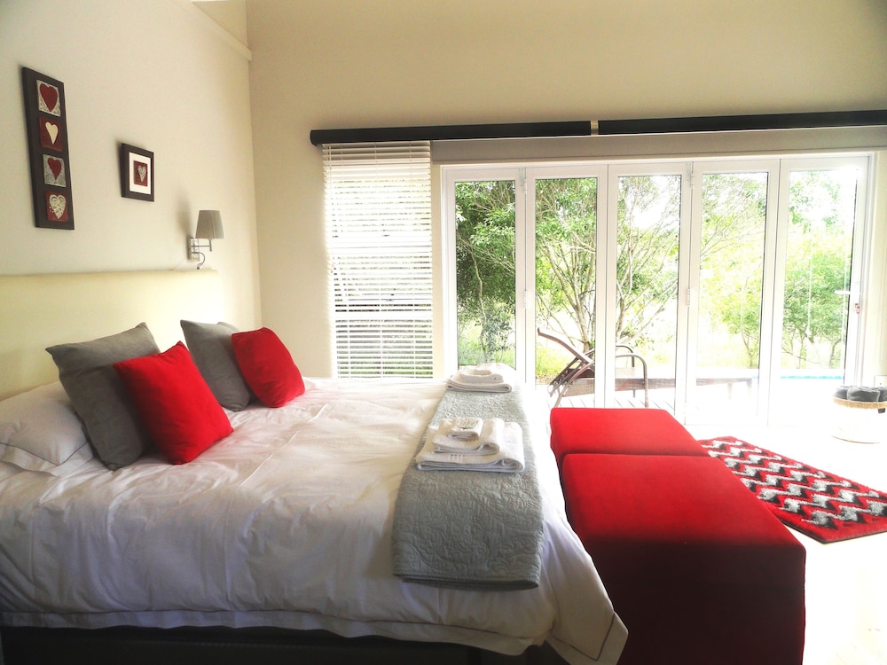 Boutique Red Ivory Sleeps 2 photo 1