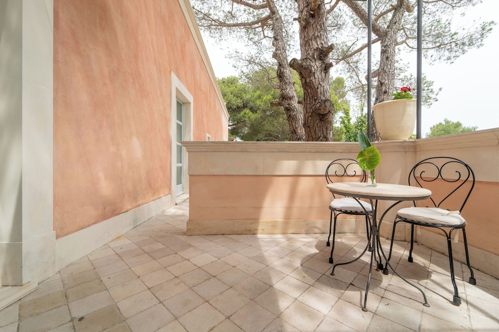Luxury Suite, 2 Bathrooms, Park View - Photo 9