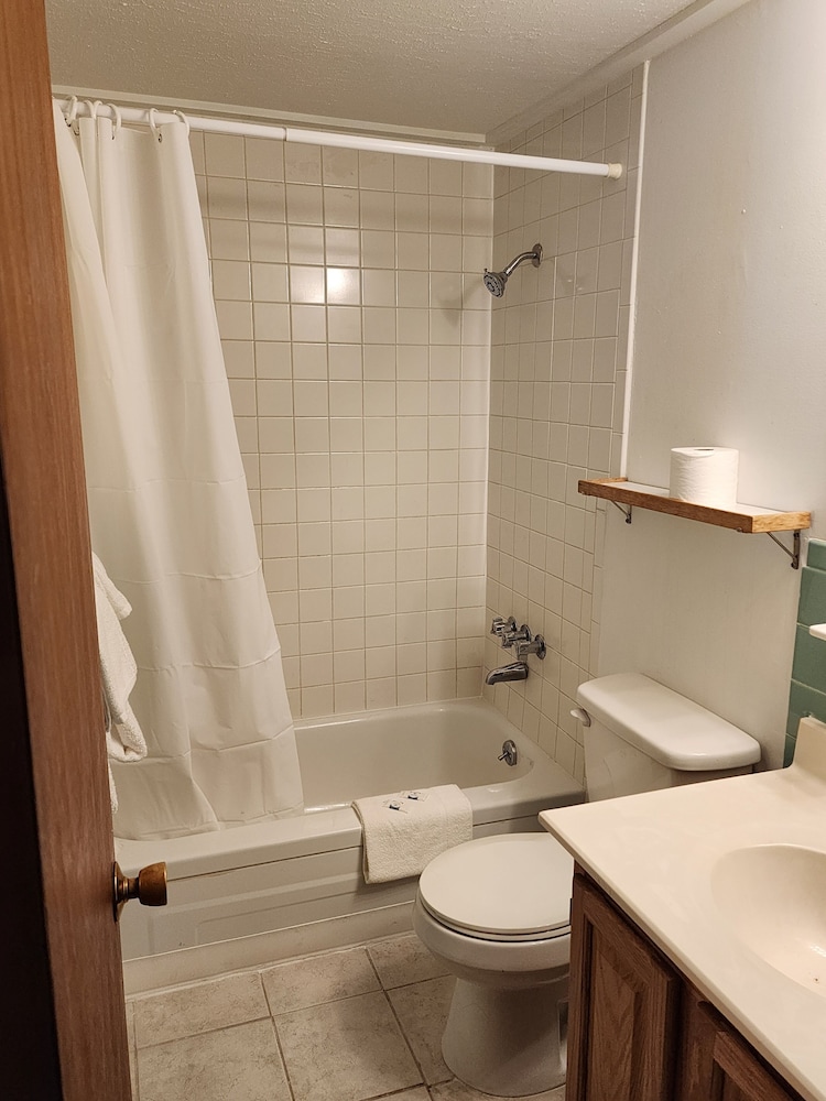 Basic Double Room, 2 Queen Beds photo 3