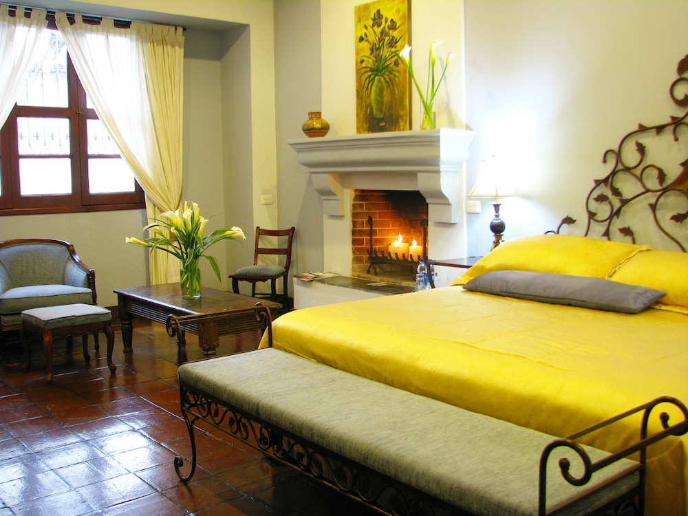 Junior Suite, 1 King Bed - Street side