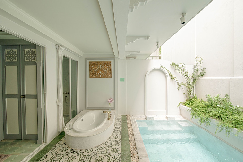 The Junior Pool Suite - Twin bed