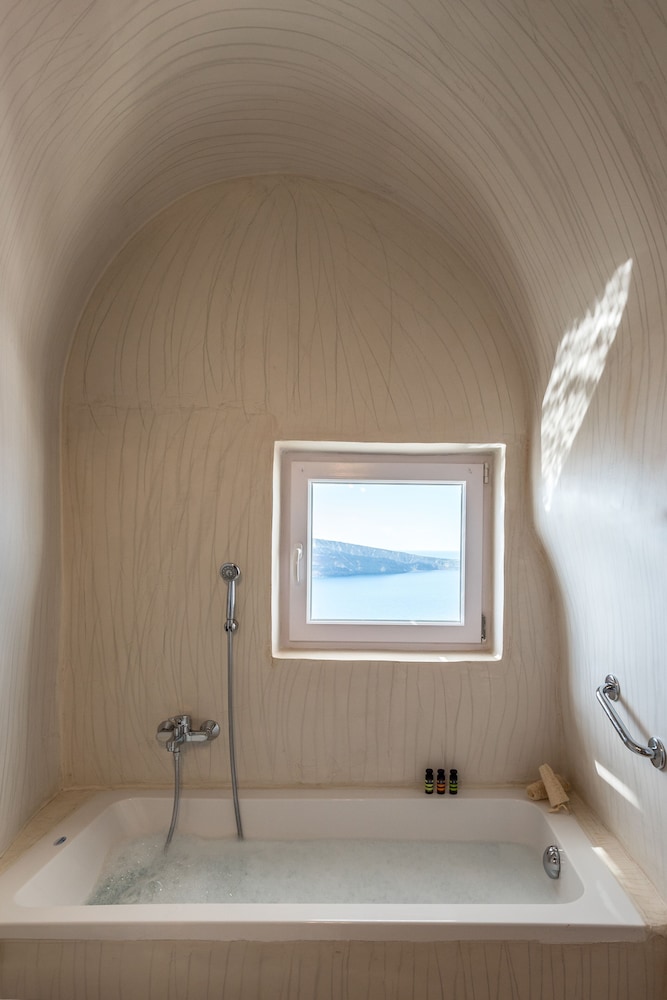 Superior Suite, Jetted Tub (Caldera View) - Photo 42