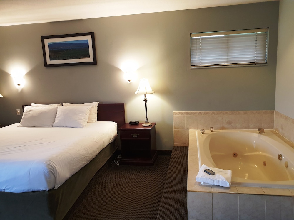 Suite, 1 King Bed, Jetted Tub, River View - Photo 9