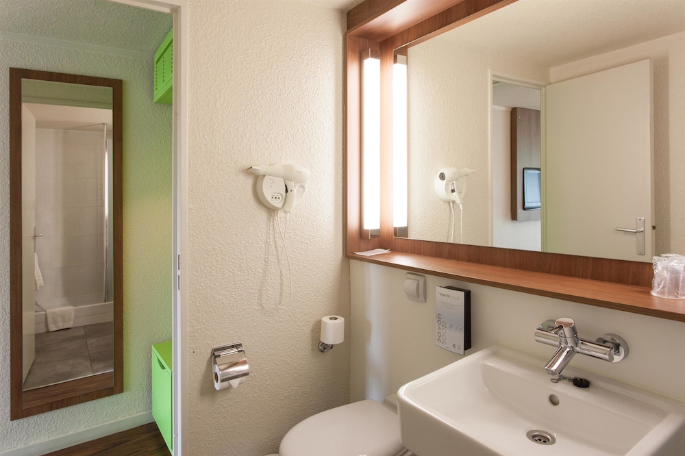 Standard Room, 2 Twin Beds - Photo 7