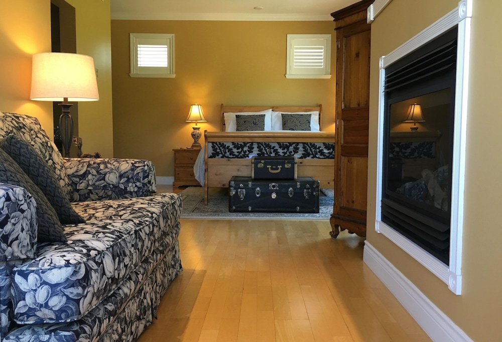 Luxury Suite, 1 Queen Bed, Pool View