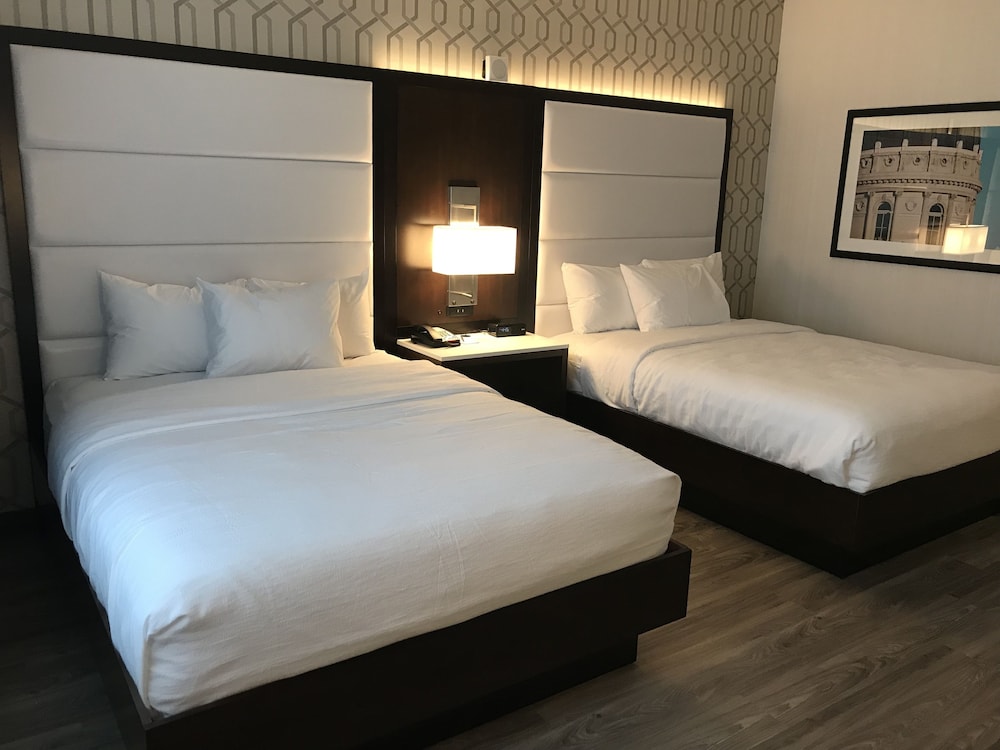 2 Room Suite, 2 Queen Beds,Accessible (Roll In Shower) - Photo 4