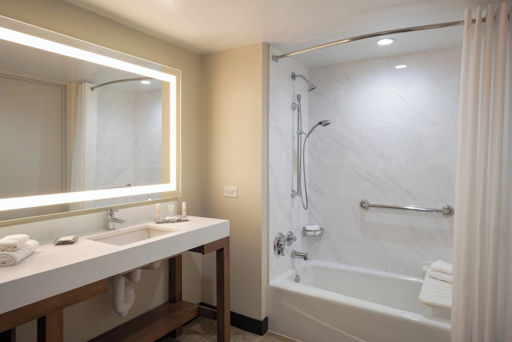 Executive Room, 1 King Bed, Balcony photo 3