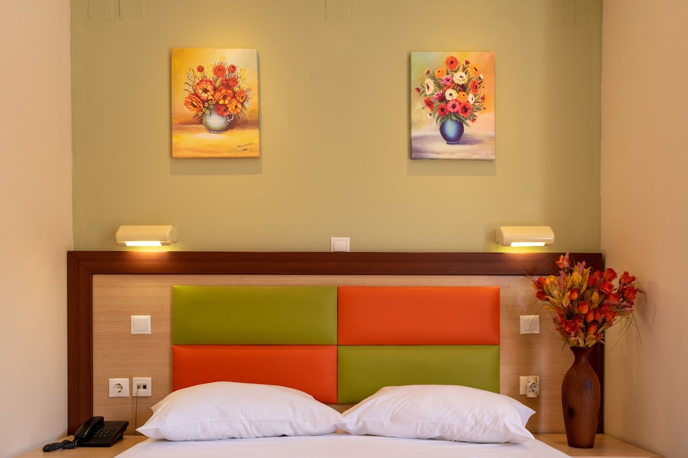 Standard Double or Twin Room - Photo 8
