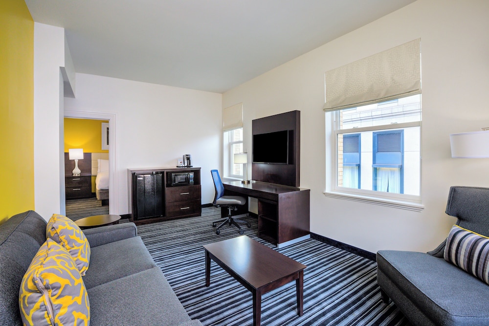 Suite, 1 King Bed with Sofa bed - Photo 3