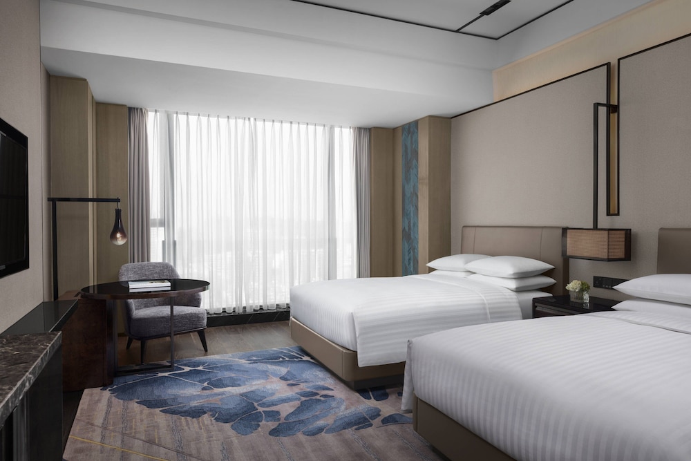 Club Room, 2 Twin Beds, City View