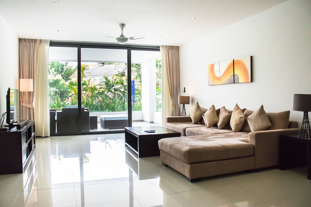 Luxury Apartment, 2 Bedrooms, Kitchenette, Poolside