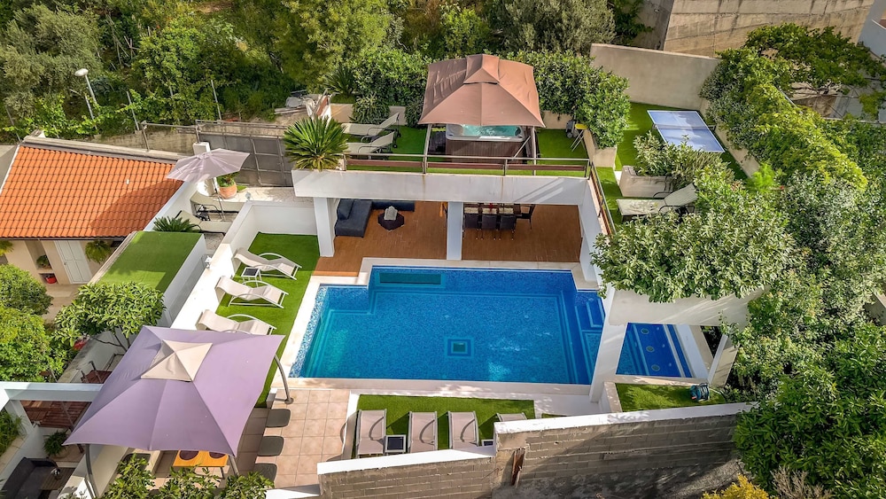 Villa (5-Bedroom Villa with Two Pools)