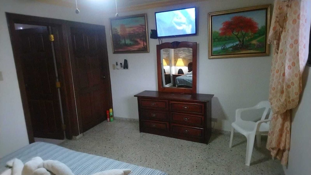 Economy Single Room, 1 Queen Bed, Roll-in Shower photo 2
