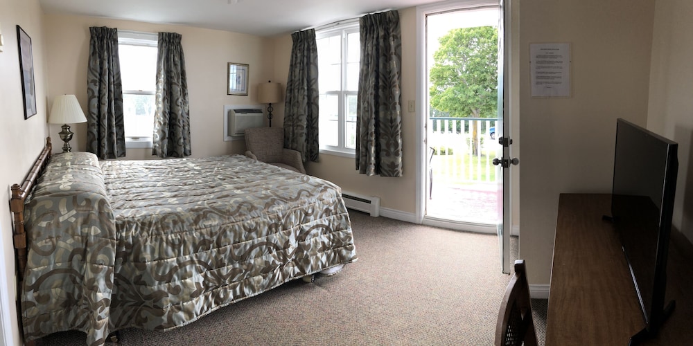 Classic Single Room, 1 Queen Bed, Private Bathroom, Courtyard View photo 3