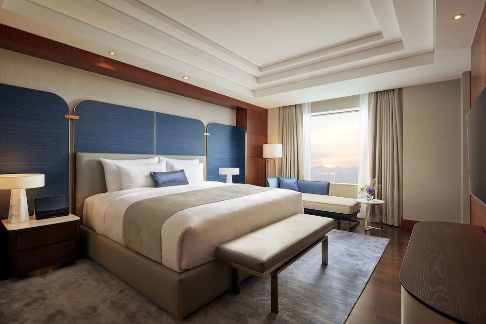 Deluxe Suite, 1 King Bed photo 1