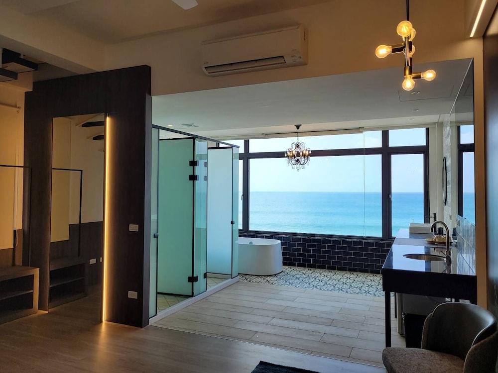Grand Room, 1 Queen Bed, Lanai, Mezzanine photo 3