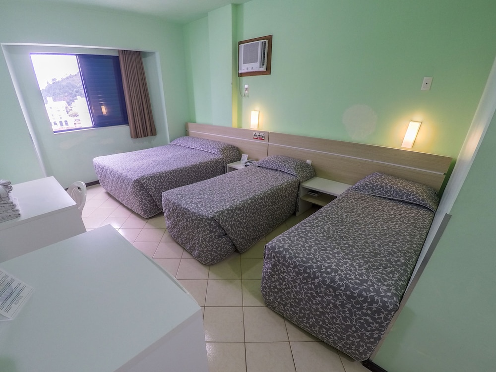 Quadruple Room (1 cama de casal e 2 camas solteiro)