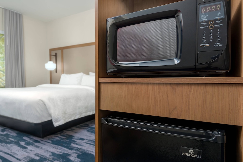 Room, 1 King Bed (Mobility Accessible, Roll-in Shower) - Photo 3