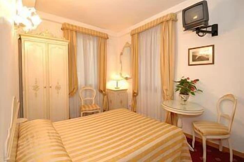 Romantic Double or Twin Room photo 3