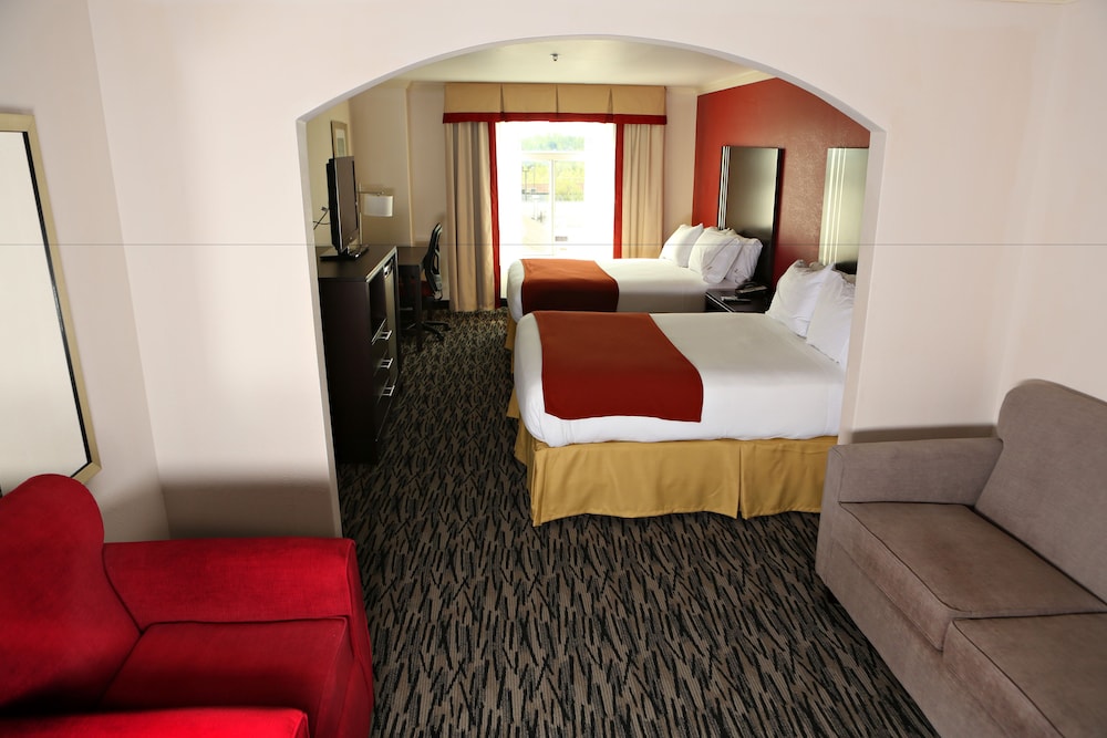 Suite, Multiple Beds (Additional Living Area) - Photo 2