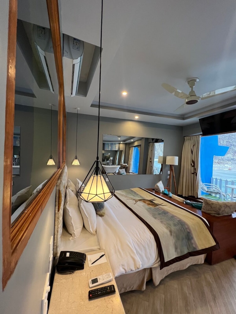Honeymoon Studio Suite photo 2
