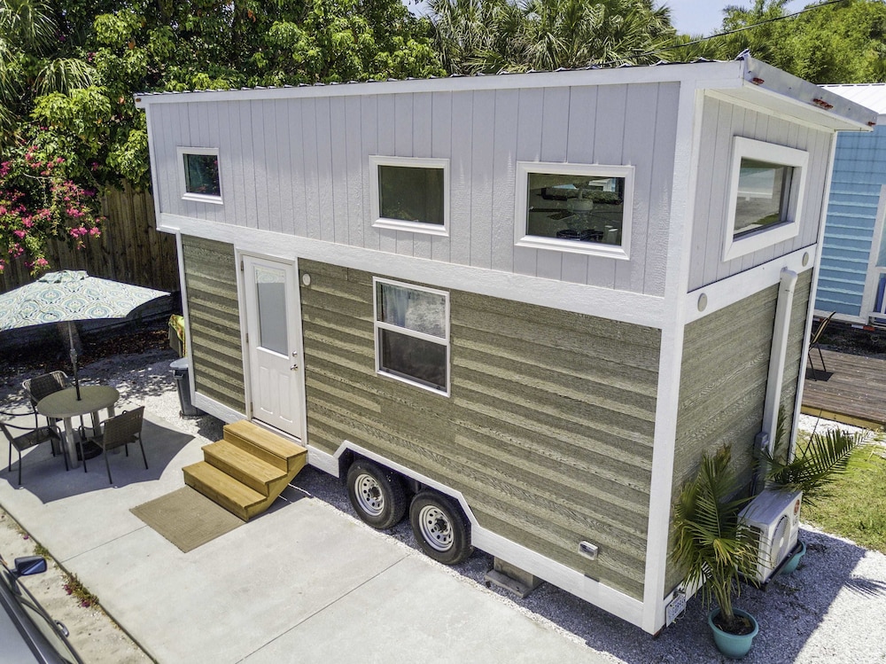 Cabin (Tiny House - Amy)