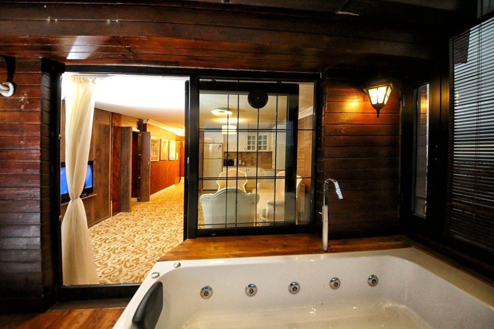 Presidential Suite, 1 Bedroom, Bathtub photo 3