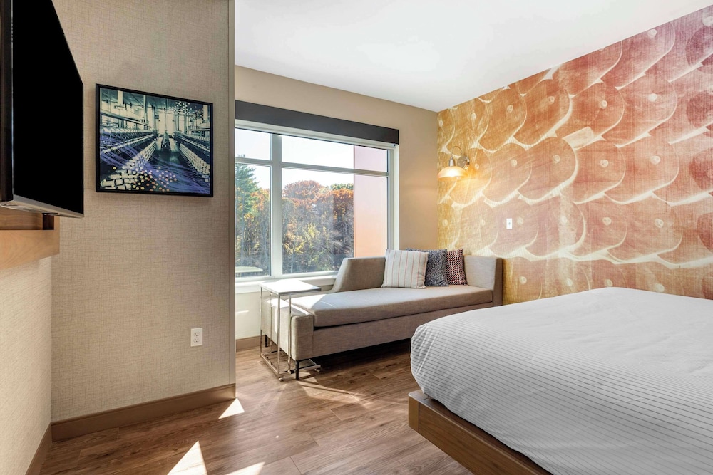 Standard Room, 1 King Bed, Non Smoking - Photo 1