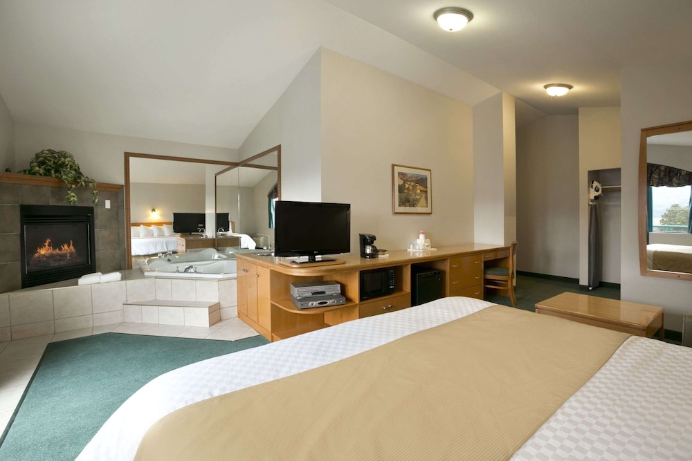 Suite, 1 Queen Bed, Non Smoking, Hot Tub - Photo 2