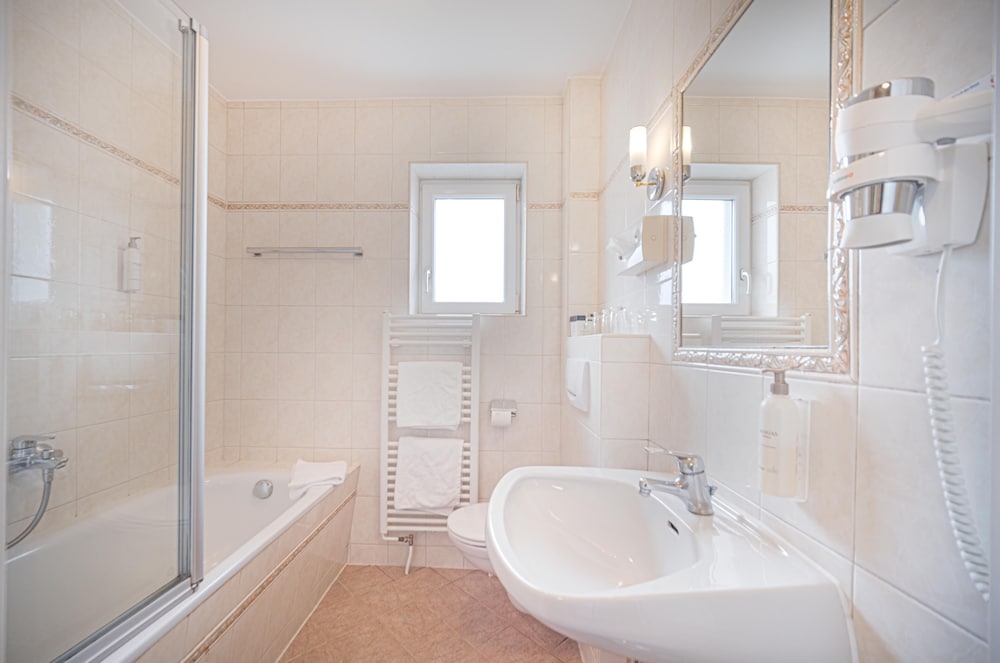 Superior Quadruple Room, 1 Queen Bed with Sofa bed, Non Smoking, Courtyard Area photo 3