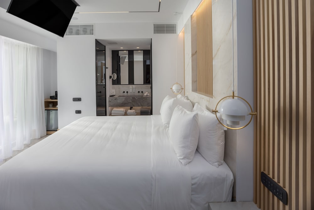 Luxury Suite with Plunge Pool - Photo 9