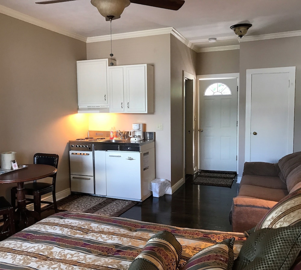 Room, 1 Queen Bed, Kitchenette, Lake View (Eagle Point) photo 1