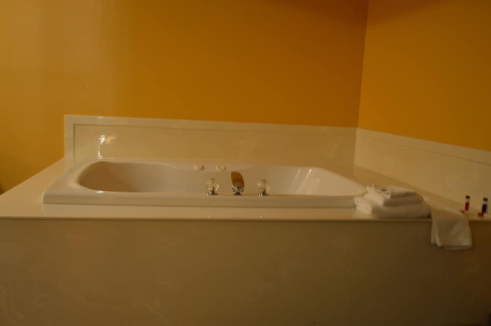 Suite, 1 King Bed, Hot Tub photo 2