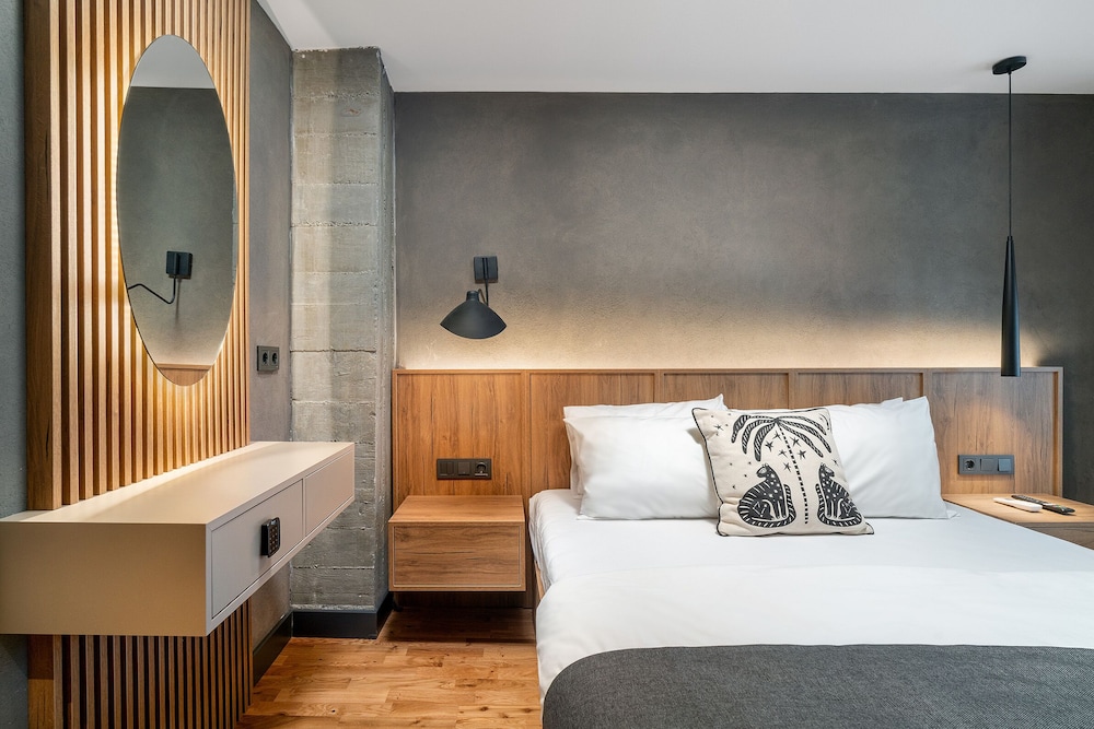 Design Double Room, 1 Queen Bed, Courtyard View photo 3