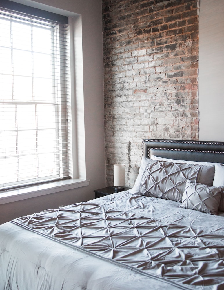 Signature Studio Suite, 1 King Bed, Non Smoking, City View