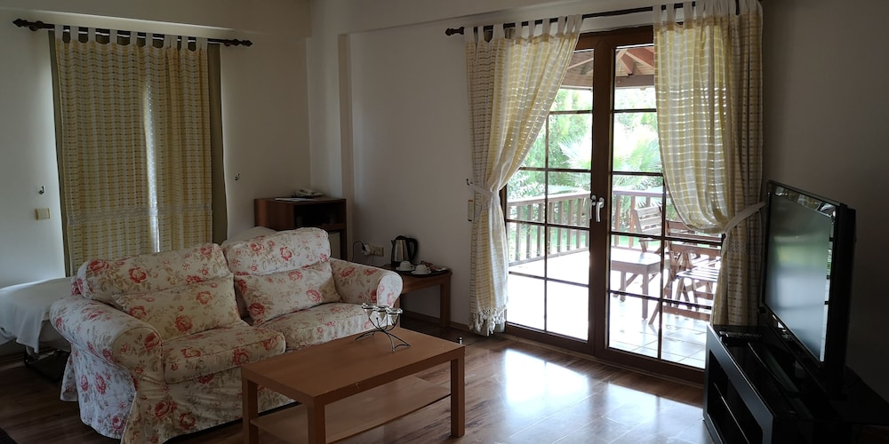 Premier Double Room, 1 King Bed, Corner photo 3