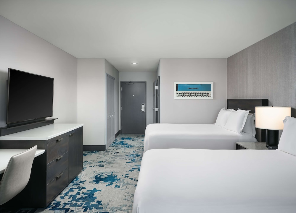 Room, 2 Queen Beds, Accessible (Mobility/Hearing, Roll In Shower) - Photo 3