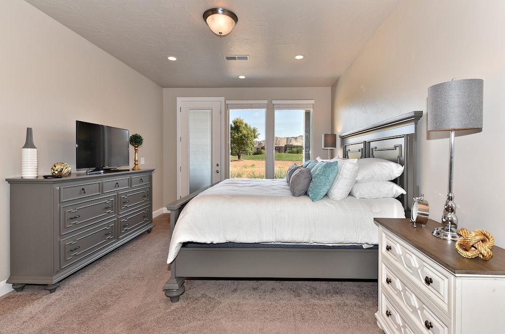 Townhome, Multiple Beds, Mountain View (Luxury At The Ledges) photo 3