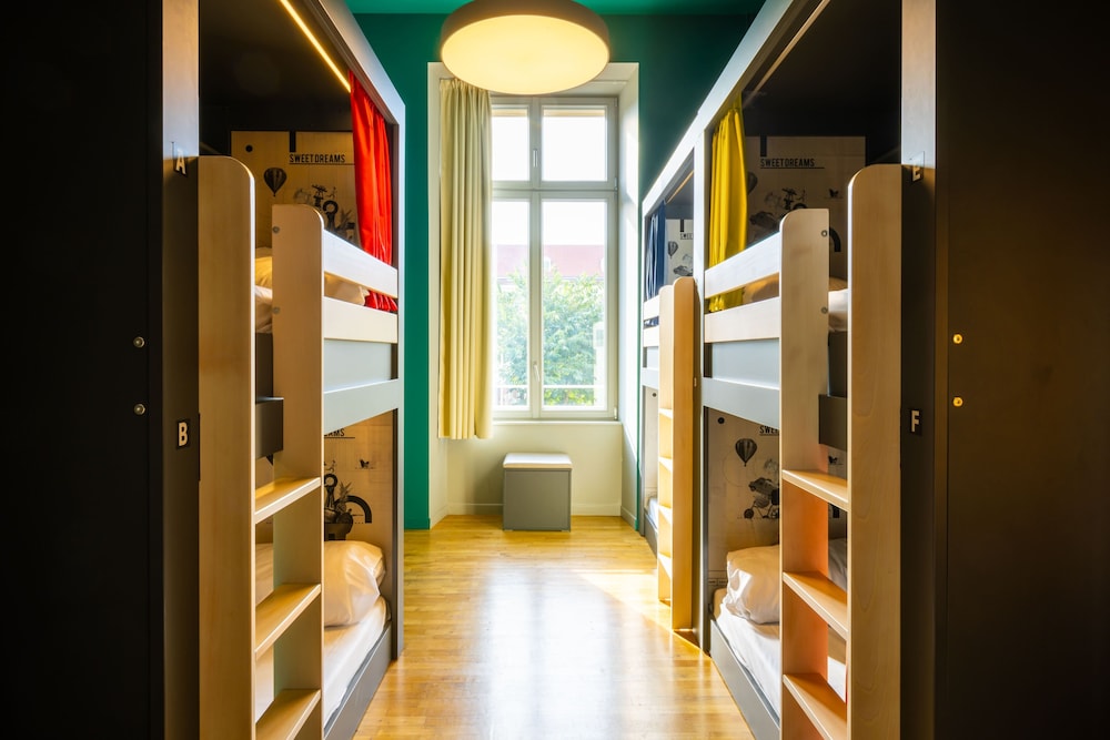 Bed in 6-bed dorm with private bathroom photo 3