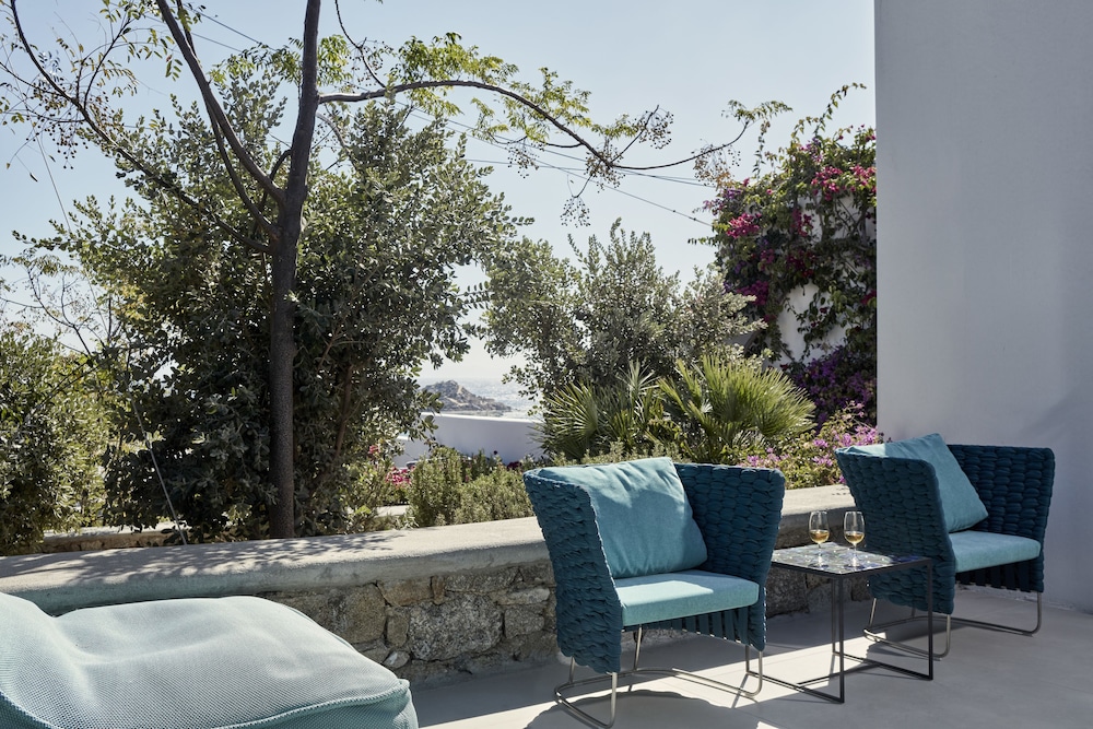 Room, Jetted Tub, Garden View (White Bliss) - Photo 2