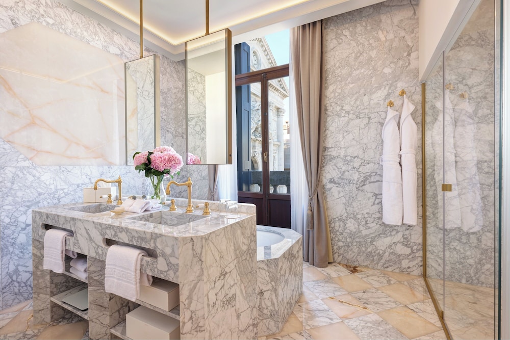 Junior Suite, 1 Queen Bed, Accessible, Bathtub (Hearing) - Photo 3