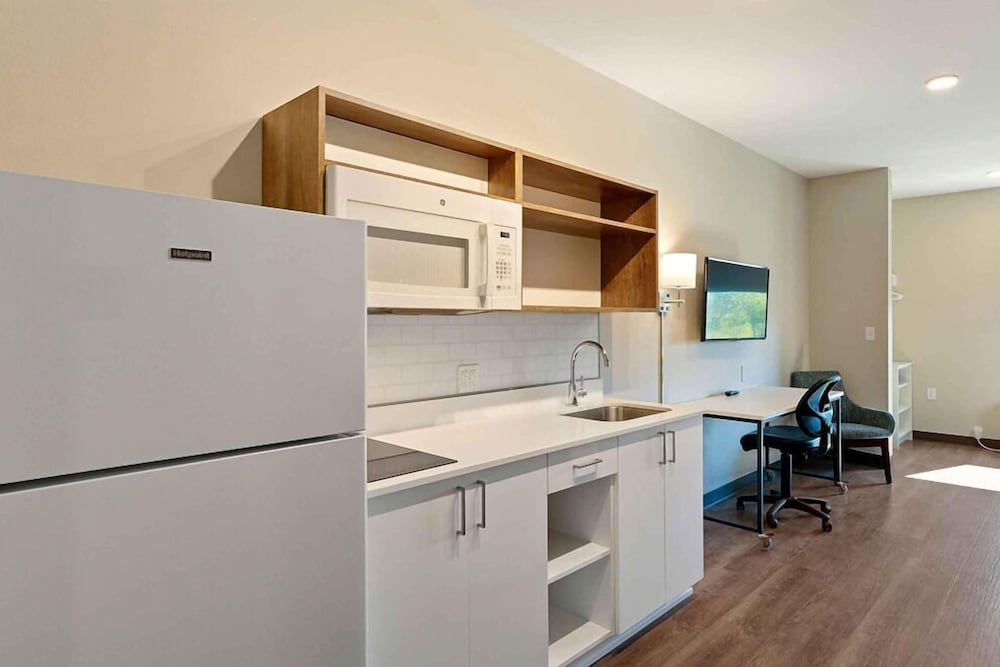 Standard Studio, 1 Queen Bed, Non Smoking, Refrigerator (Microwave) - Photo 12