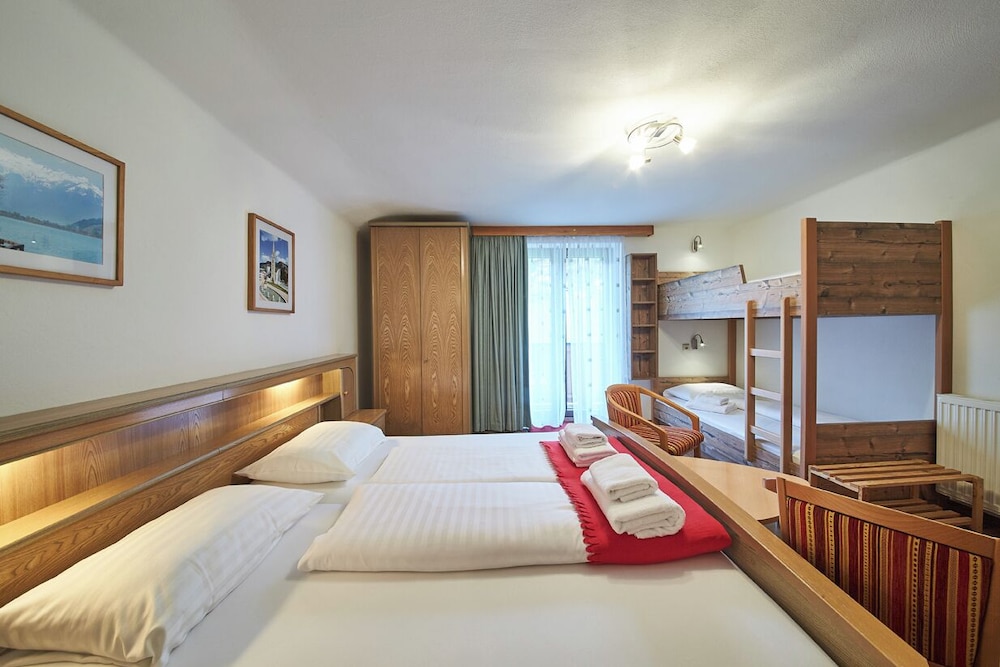 Classic House, Multiple Bedrooms, Mountain View, Mountainside photo 3