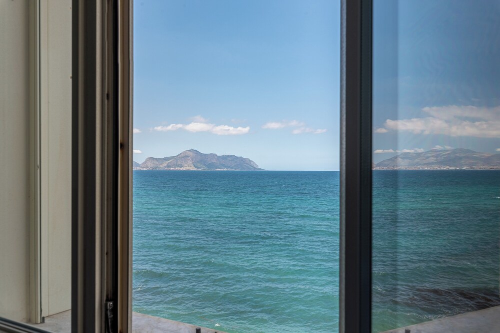 House, 4 Bedrooms, Sea View photo 2