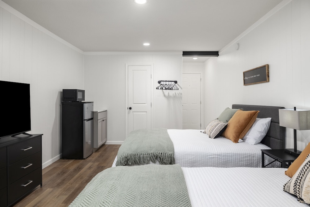 Deluxe Studio Suite, 2 Queen Beds, Balcony, Valley View photo 3